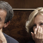 Zapatero, junto a la vicepresidenta de Asuntos Económicos, Elena Salgado, ayer en el pleno extraordinario del Congreso.
