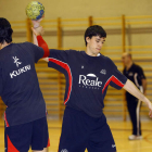 Aguirrezabalaga y Vega, durante su etapa anterior en el Ademar, compatibilizarán trabajo y balonmano en el equipo leonés.