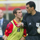 Helguera se encara con Al-Ghandour tras la eliminación de España ante Corea del Sur en el Mundial del 2002.