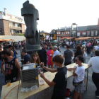 El entorno del Ayuntamiento acogió el sábado la Fiesta de la Cerveza de Camponaraya, un buena excusa para el reencuentro y la charla a la caída de la tarde, con la sombra. LDM