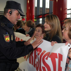 El grupo de trabajo de Ayuntamientos en Defensa del Ferrocarril en los Pueblos de León se concentra en la estación de Renfe en protesta por los últimos recortes efectuados