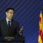 Bartomeu se dirige a los compromisarios en la última asamblea del Barça.