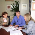 Jesús García y Milagros Gordaliza junto a Aurora Romero, en la reunión mantenida en Valladolid.