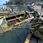 Los militares arrastran una casa que flota en el mar.