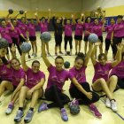 Jugadoras del equipo de veteranas, antes de iniciar el entrenamiento del martes en el pabellón del Hispánico