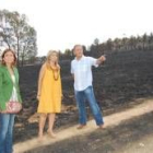 La alcaldesa visitó la zona arrasada por el incendio en las inmediaciones de Ferral del Bernesga