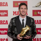 Messi, feliz con la Bota de Oro en la antigua fábrica Damm de Barcelona.