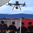 Agentes de seguridad testean un dron en las instalaciones del Centro de Coordinación para la cumbre de la Otan. KIKO HUESCA