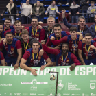 Los jugadores del Barcelona celebran la consecución del título de la Copa de España. JAVIER ETXEZARRETA