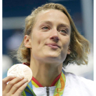 Mireia Belmonte, emocionada, posa con la medalla de bronce lograda en los 400 estilos. LAVANDEIRA