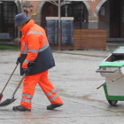 Un trabajador del servicio de limpieza viaria en la plaza del Ayuntamiento, en imagen de archivo. L. D. M.