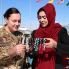 Una militar italiana y una afgana en el mercado artesanal organizado con el apoyo de la OTAN en Herat.  JALIL REZAYEE