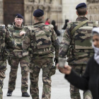 Soldados galos patrullan en las inmediaciones de la catedral de Notre Dame, en París.