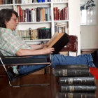 El escritor, periodista y columnista Eduardo Aguirre, en su estudio. FACEBOOK.