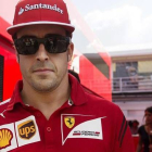 El piloto español de la escudería Ferrari de Fórmula Uno, Fernando Alonso, llega al circuito de Hungaroring.