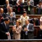 Los diputados socialistas arropan con sus aplausos la intervención de José Luis Rodríguez Zapatero