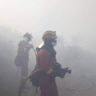 Un efectivo de la UME de León, durante las tareas de extinción del fuego. UME