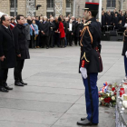 Anne Hidalgo, Francois Hollande y Manuel Valls, durante el homenaje en París.