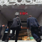 Personas entrando en la sede principal del banco UBS (United Bank of Switzerland). MARTIN RUETSCHI