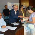 Martín Manceñido entrega la distinción a una donante.