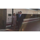 Mariano Rajoy y Ana Pastor, a punto de subir al primer AVE que partió de Madrid con destino a la estación de León.