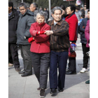 Una pareja de pensionistas hace ejercicio en un parque de la ciudad china de Shangai.