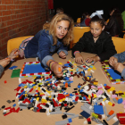 Multitud de personas aportaron su grano de arena a las construcciones con Lego.