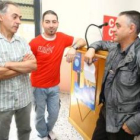 Bernabé Haro, a la derecha, ayer con dos delegados sindicales en la sede de CC.OO en Ponferrada