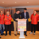El presidente de la peña taurina y el alcalde firman la cesión de la plaza de toros.