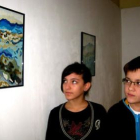 Dos alumnos observan una de las creaciones de Adrover.