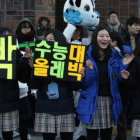 Un grupo de jóvenes anima los examinados en las pruebas de acceso a la universidad en Corea del Sur.