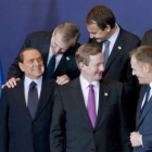 Zapatero, arriba en el centro, junto a otros líderes como Berlusconi, en la cita de ayer.