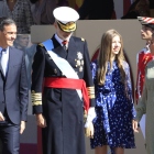 El rey Felipe VI, la reina Letizia, la infanta Sofía y el presidente del Gobierno, Pedro Sánchez (i), se dirigen a sus respectivos vehículos al término del desfile del Día de la Fiesta Nacional este miércoles en Madrid. ZIPI