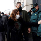 Isabel Díaz Ayuso saluda a un guardia civil durante la manifestación en Madrid. JJ GUILLÉN