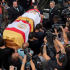 Familiares y amigos portan el féretro con los restos mortales de José Antonio Reyes. CADENAS