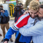 Carlos Cuadrado Lucho abraza a su padre tras salir de la prisión.