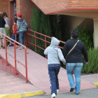 Alumnos con sus padres a las puertas del colegio Sagrado Corazón.