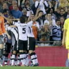 Los jugadores del Valencia celebran el gol logrado por Banega.