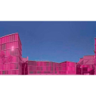 El edificio del Musac pintado de rosa figura en el cartel diseñado por MAV para reivindicar más mujeres artistas en los museos. MAV