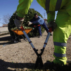 El ucraniano Roman, ex convicto en Villahierro, y el leonés Javier, reinsertado por Proyecto Hombre, realizan tareas de jardinería en Alija de la Ribera.