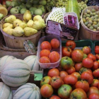 Frutas y verduras a la venta en un mercado.