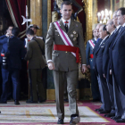 El rey Felipe VI pasa junto al presidente del Gobierno, Mariano Rajoy, en el acto de ayer.