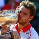 El tenista suizo Stan Wawrinka besa el trofeo de campeón de Roland Garros.