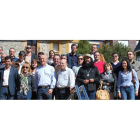 Los alcaldes y concejales del PP del Bierzo, ayer en Puente de Domingo Flórez, junto a la presidenta de la Diputación.