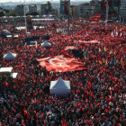 Manifestantes convocados por la oposición contra el golpe de Estado y el autoritarismo ocupan la plaza Taksim de Estambul.