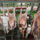 Varias piezas de carne en el ya desaparecido matadero de Ponferrada, en imagen de archivo. L. DE LA MATA