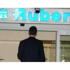 Entrada a la madrileña clínica Ruber donde fue operado de próstata el ponferradino al que le reclaman 120.000 euros.