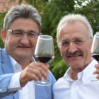 El periodista Óscar Campillo y el alcalde de Gordoncillo, Urbano Seco, brindan con un vino local al terminar el pregón de la feria.