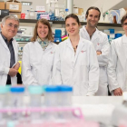 Elias Campo (primero por la izquierda), Renee Beekman (segunda por la izquierda) e Inaki Martin-Subero (segundo por la derecha), coautores de un trabajo sobre la epigenética de la leucemia.