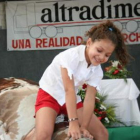 Una niña disfruta de los juegos organizados por Altradime.